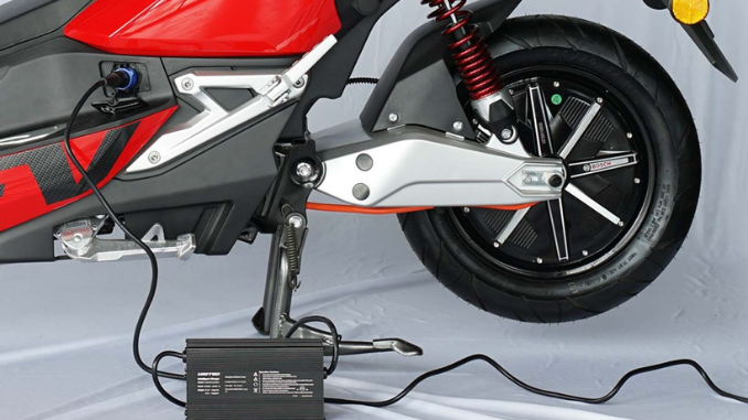 Tips otomotif mengisi daya motor listrik agar baterai tahan lama dan performa tetap optimal dengan perawatan yang tepat dan aman. Simak selengkapnya di sini.