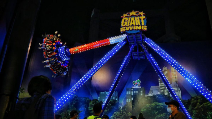 Nikmati serunya wisata hits di Trans Studio Bandung dengan berbagai wahana ekstrem seperti Vertigo hingga Racing Coaster yang siap memacu adrenalin Anda!